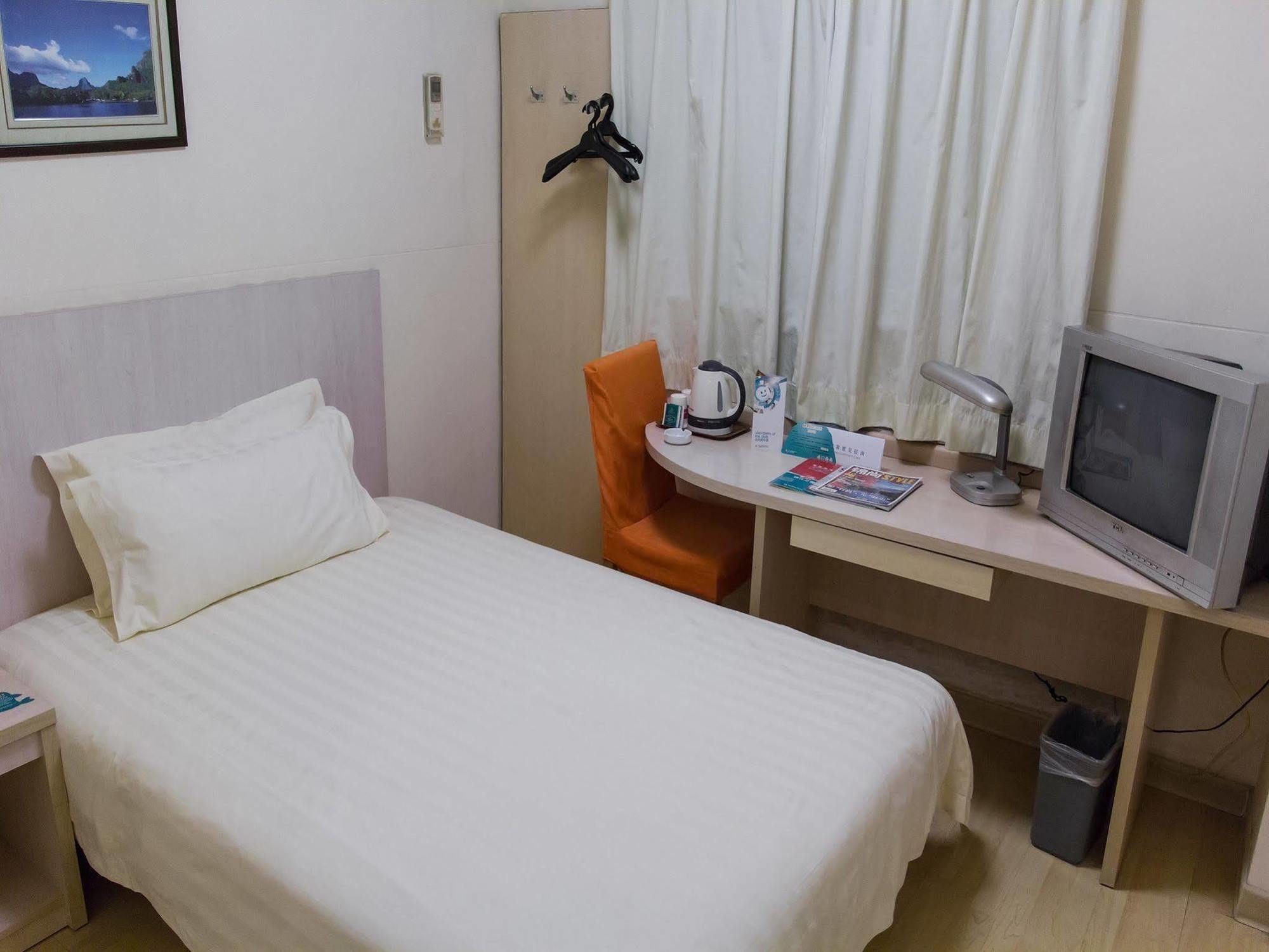 Hotel Jingjiang East China Normal 2*